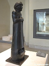 Statua principis Gudeae stantis, in museo Parisino Luparense (Louvre)