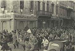 Agitatio in viis Tergesti anno 1953, adulescentibus ducentibus